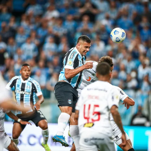 Diego Souza (C) marcou dois gols e foi o melhor do Grêmio no jogo - Foto: Lucas Uebel/Grêmio FBPA