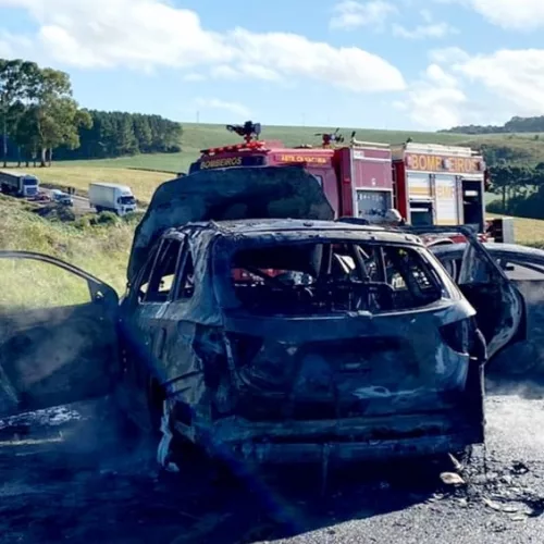 Os dois carros pegaram fogo após a colisão. Foto: PRF / Divulgação