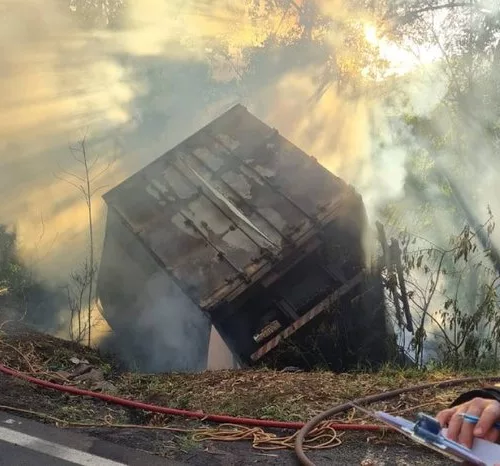 O caminhão pegou fogo. Foto: Divulgação / Grupo Rodoviário da Brigada Militar