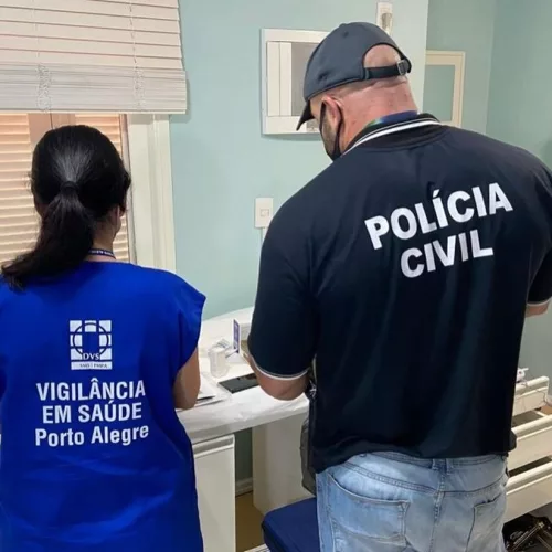 Agentes da Vigilância Sanitária e da Polícia Civil durante a operação. Foto: Divulgação/Polícia Civil 
