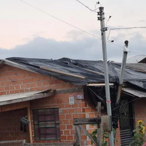 Cerca de 130 casas tiveram os telhados danificados pelo temporal. Foto: Divulgação/Defesa Civil 