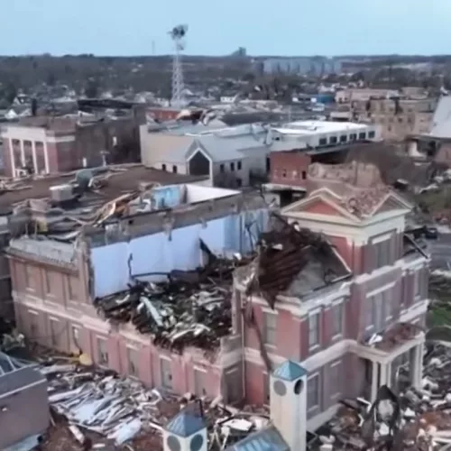Estragos causados pelo tornado. Foto: reprodução / NBC News 