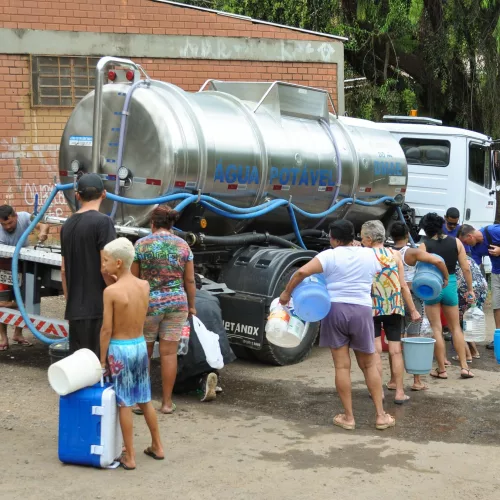 Caminhão pipa leva água a comunidades da zona leste de Porto Alegre.