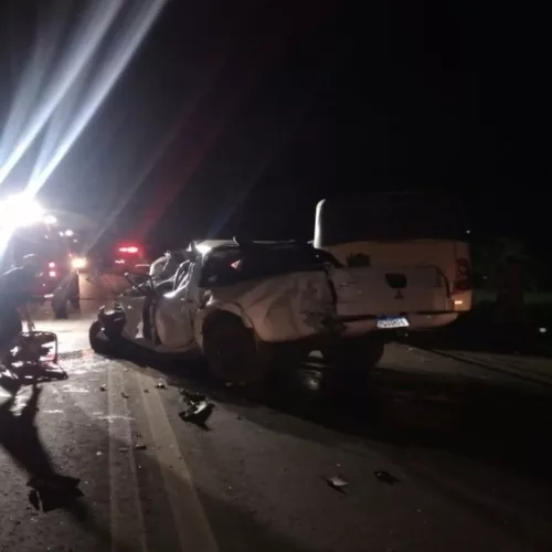 Foto mostra caminhonete que se envolveu em acidente na ERS-135, em Erechim.