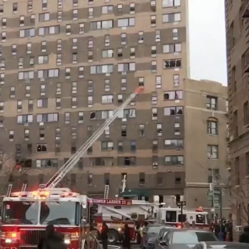 Incêndio ocorreu em prédio de apartamentos no Bronx. Foto: WNBC-TV / MSNBC