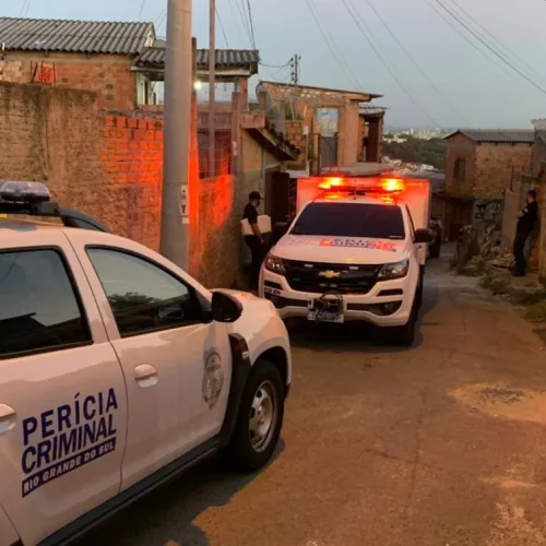 Viaturas do IGP atendem caso de homicídio em Porto Alegre.