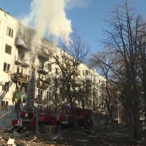 Prédio danificado durante os bombardeios russos. Foto: reprodução de vídeo / BBC News 