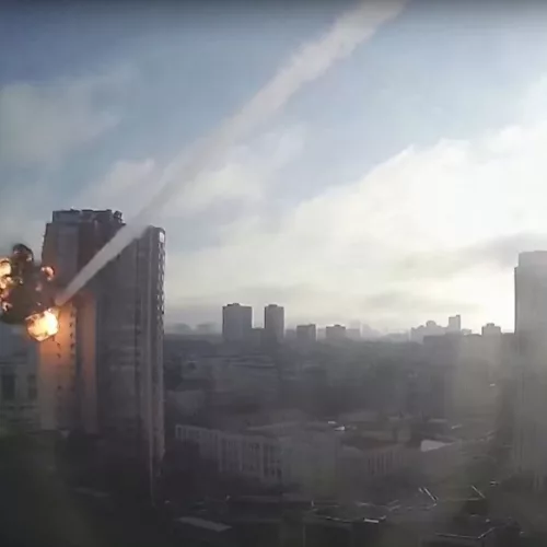 Momento em que míssil atinge prédio residencial. Foto: reprodução de vídeo / câmera de segurança / Sky News