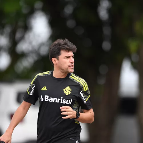Medina comandou treino antes da viagem a Ijuí - Foto: Ricardo Duarte/SC Internacional