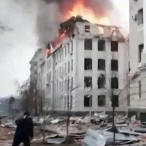 Prédio da polícia em Kharkiv pegou fogo após o ataque. Foto: reprodução de TV