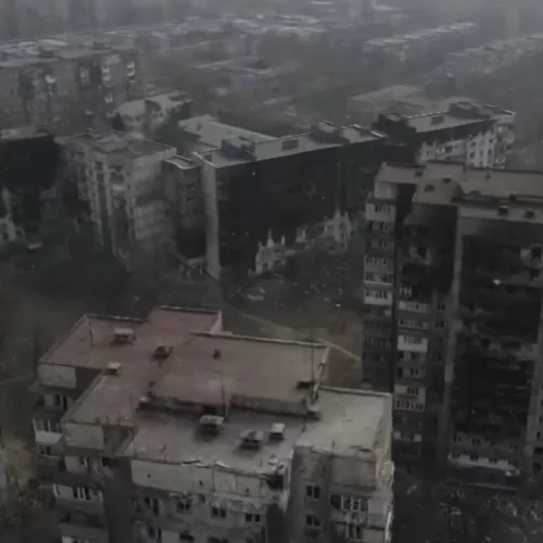 Imagem aérea de Mariupol, que teve 90% dos prédios destruídos. Foto: TV Globo / reprodução de vídeo
