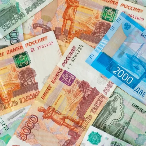 Notas de rublos, o dinheiro da Rússia. Crédito: Freepik