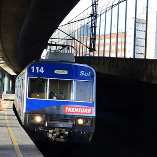 Trem chegando na estação Rodoviária/Trensurb, com prédio da SSP ao fundo. Crédito: Luiz Soares / arquivo / Trensurb