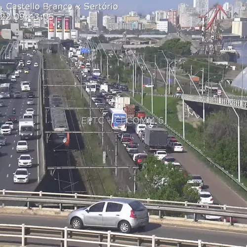Acidente envolvendo quatro veículos congestiona chegada a Porto Alegre pela Castello Branco