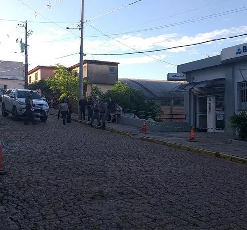 O assalto aconteceu na agência do Banrisul localizada na Rua Dezessete de Setembro. Foto: Divulgação/BM