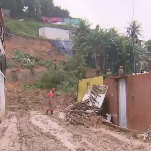 Deslizamento de terra no Jardim Monte Verde, em Jaboatão dos Guararapes. Foto: reprodução / TV Globo