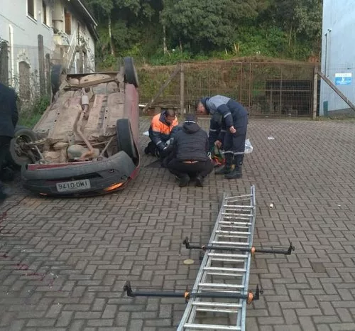 Motorista de um Celta, com placas de Canela, capotou e o condutor morreu no local. Foto: Divulgação/CRBM
