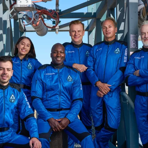O engenheiro de produção (sentado, à esquerda) é o primeiro turista brasileiro a ir ao espaço.