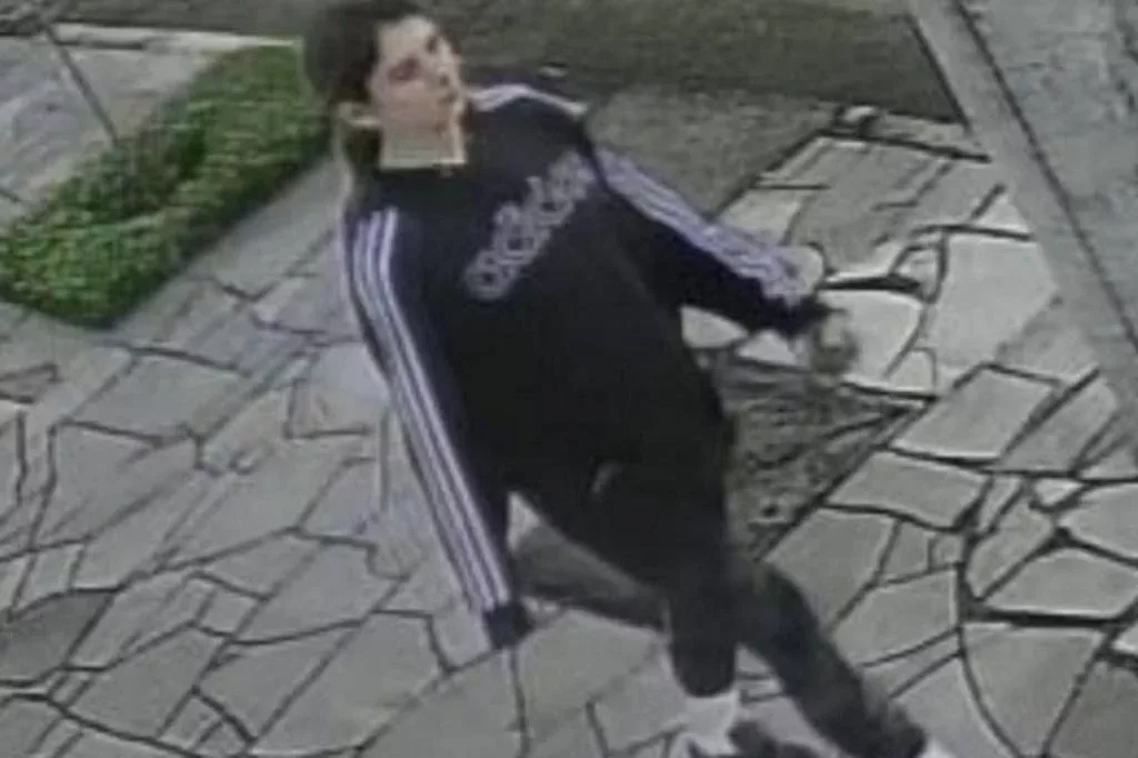 Imagem de câmera de videomonitoramento mostra advogada Alessandra Dellatorre, desaparecida desde 16 de junho de 2022. Ela caminha por uma calçada e veste calça e jaqueta preta, com listras lilás. Está com o cabelo preso. 