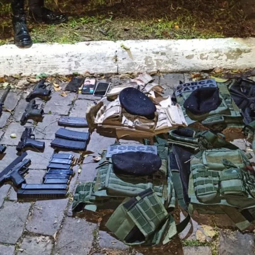 Armamentos apreendidos com os criminosos após troca de tiros no Morro Santana. Foto: Brigada Militar / Divulgação