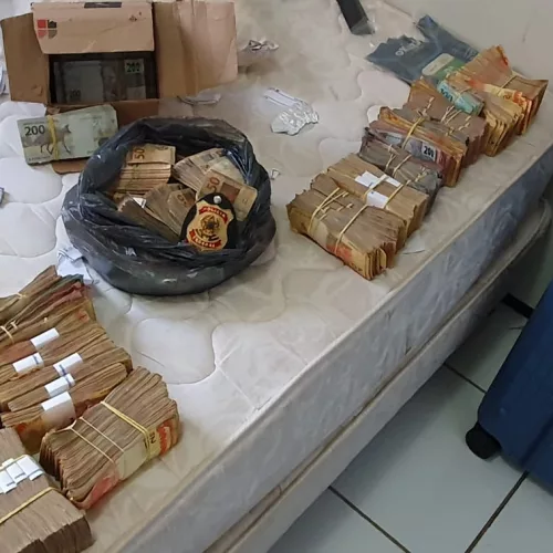 Maços de dinheiro apreendidos na operação Odoacro. Foto: Polícia Federal / Divulgação
