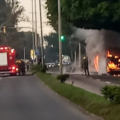 Incêndio ocorreu na avenida João de Oliveira Remião. Foto: EPTC / Divulgação