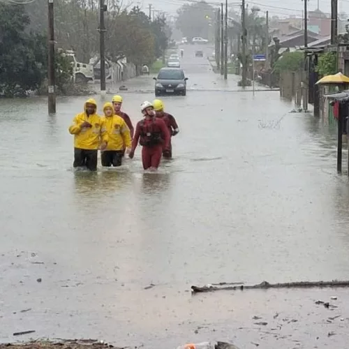 Em Criciúma, ruas ficaram alagadas por conta da chuva(Foto: Corpo de Bombeiros Militar/Divulgação)
