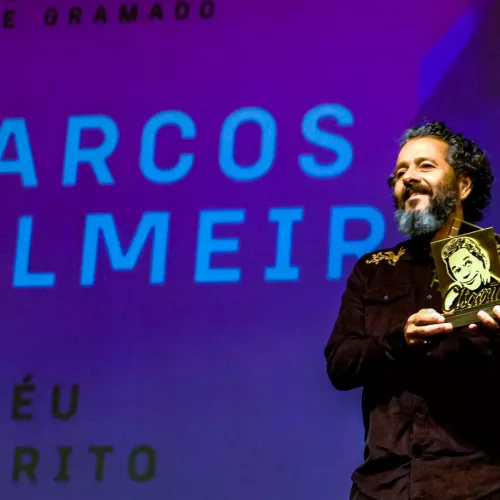 Marcos Palmeira recebe o troféu Oscarito. Foto: Edison Vara/Agência Pressphoto
