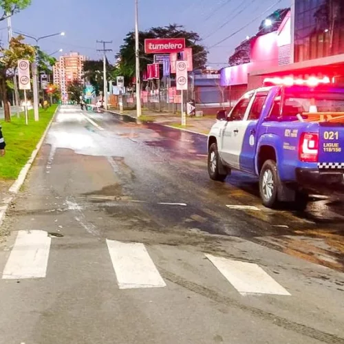 Foto mostra avenida Icaraí bloqueada por uma viatura da EPTC. O asfalto está molhado e um agente da companhia de trânsito olha para o local onde adutora se rompeu.