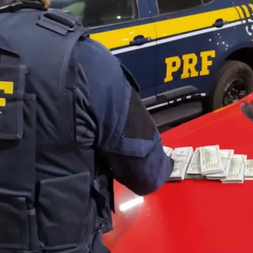 Os policiais encontraram os dólares em meias. Foto: Divulgação/PRF