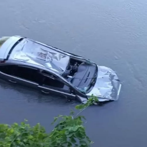 Ford Focus onde estava a vítima ficou parcialmente submerso no rio da Várzea. Foto: CRBM / Divulgação