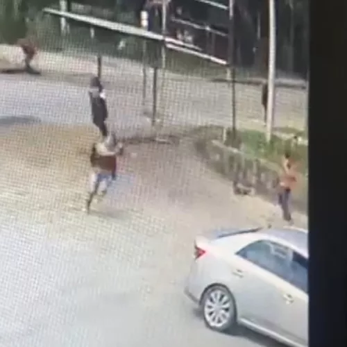 Momento que mulher é alvo de disparos de arma de fogo no bairro Campo Novo. Foto: reprodução / câmeras de videomonitoramento 