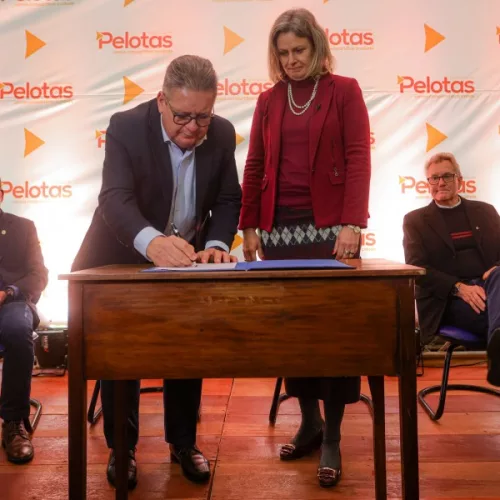 O governador e a prefeita de Pelotas assinaram o contrato que autoriza o início das obras de mobilidade urbana. Foto: Itamar Aguiar/Palácio Piratini