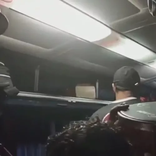 Momento que Rai Duarte é retirado do ônibus. Foto: reprodução de vídeo.