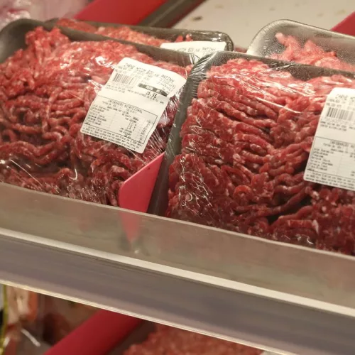 Pacotes de carne moída à venda em gôndola de supermercado. Foto:  Fabio Rodrigues-Pozzebom/Agência Brasil