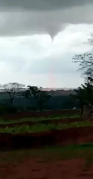 Tornado do tipo Landspout que foi registrado no Paraná. Crédito: Reprodução 