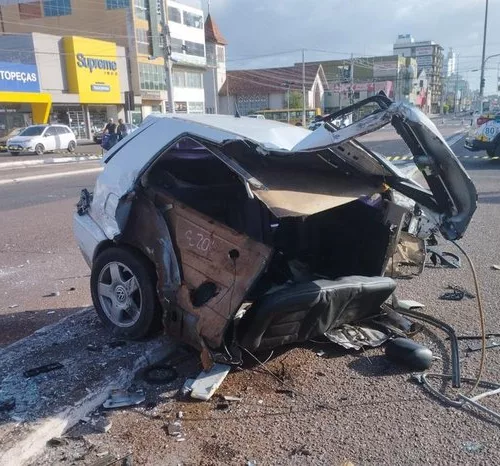  O carro foi partido ao meio com o impacto do acidente. Foto: Divulgação/Corpo de Bombeiros