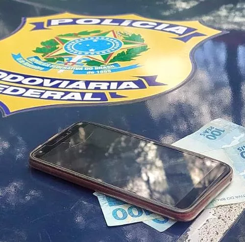 Dinheiro oferecido aos policiais rodoviários federais. Foto: PRF / Divulgação