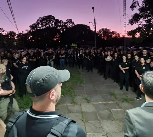 Policiais de farda preta reunidos ao amanhecer às vésperas da Operação Pater Potestas