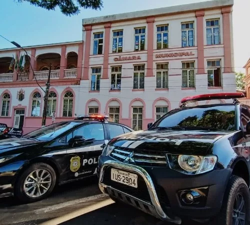 viaturas pretas da Polícia Civil em frente ao prédio rosa da Câmara Municipal de São Leopoldo