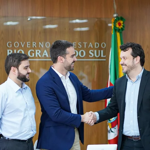 Na foto, o governador eleito, Gabriel de Souza; o governador eleito, Eduardo Leite, e o chefe da Casa Civil, Artur Lemos Júnior. | Crédito: Mauricio Tonetto