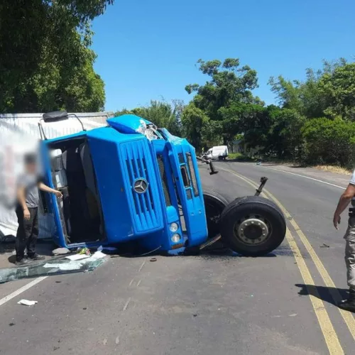 Caminhão azul tombado na ERS-486 após colisão com Fiorino.