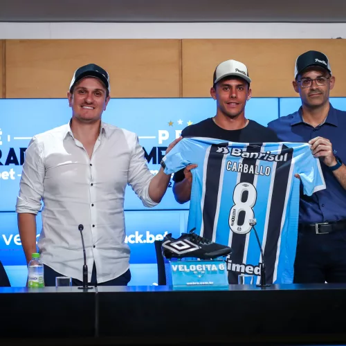 Felipe Carballo foi oficialmente apresentado com a camisa número 8 do Grêmio. Foto: Lucas Uebel/Grêmio