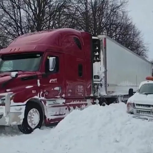 Veículos presos na neve nos Estados Unidos. Foto: reprodução / TV Globo