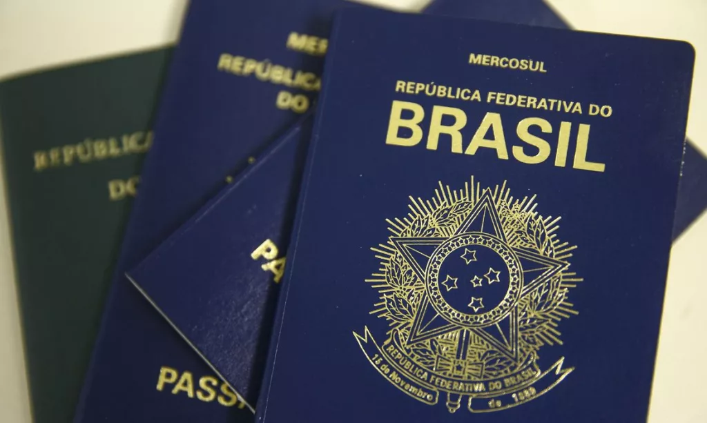 três passaportes brasileiros de capa azul escura e letras em amarelo dourado