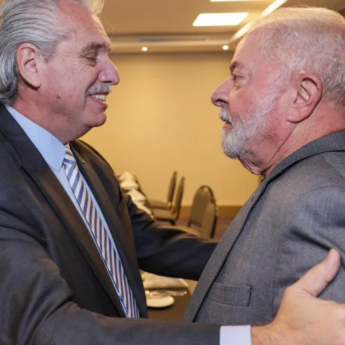 Presidentes Alberto Fernández, da Argentina, e Lula, do Brasil, ambos de terno, se cumprimentam