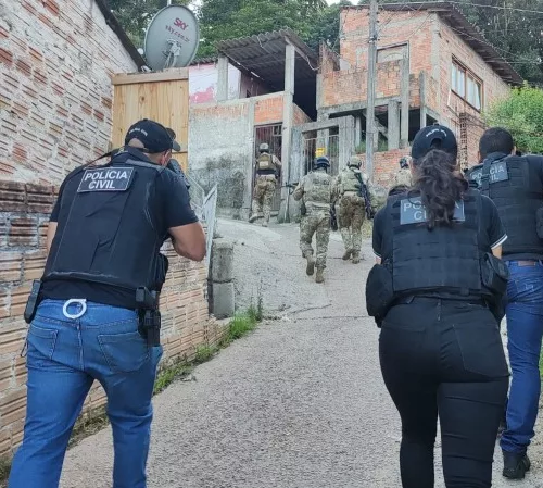 Policiais Civis com roupas pretas durante cumprimento de mandados da operação Pulso Forte