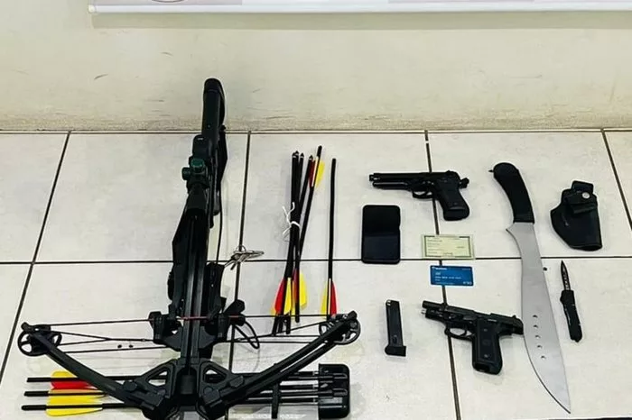 Uma balestra, duas armar, um facão e outros objetos apreendidos pela polícia