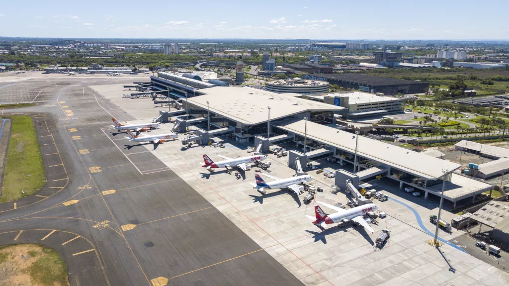 Imagem aérea do pátio do Aeroporto Salgado Filho, em Porto Alegre. Cinco aeronaves estão nos gates do Aeroporto de Porto Alegre.