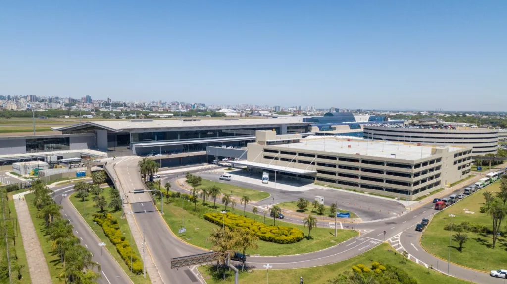 Imagem aérea do terminal garagem e do novo terminal do Aeroporto de Porto Alegre. 